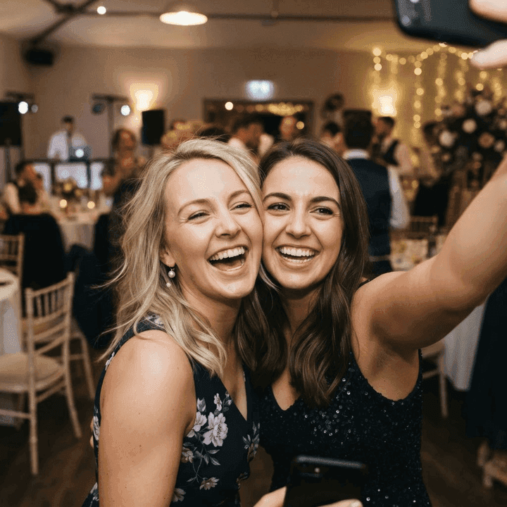 Zwei Freundinnen machen ein Selfie auf einer Party