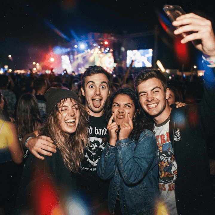 Freunde beim Festival mit bunten Lichtern